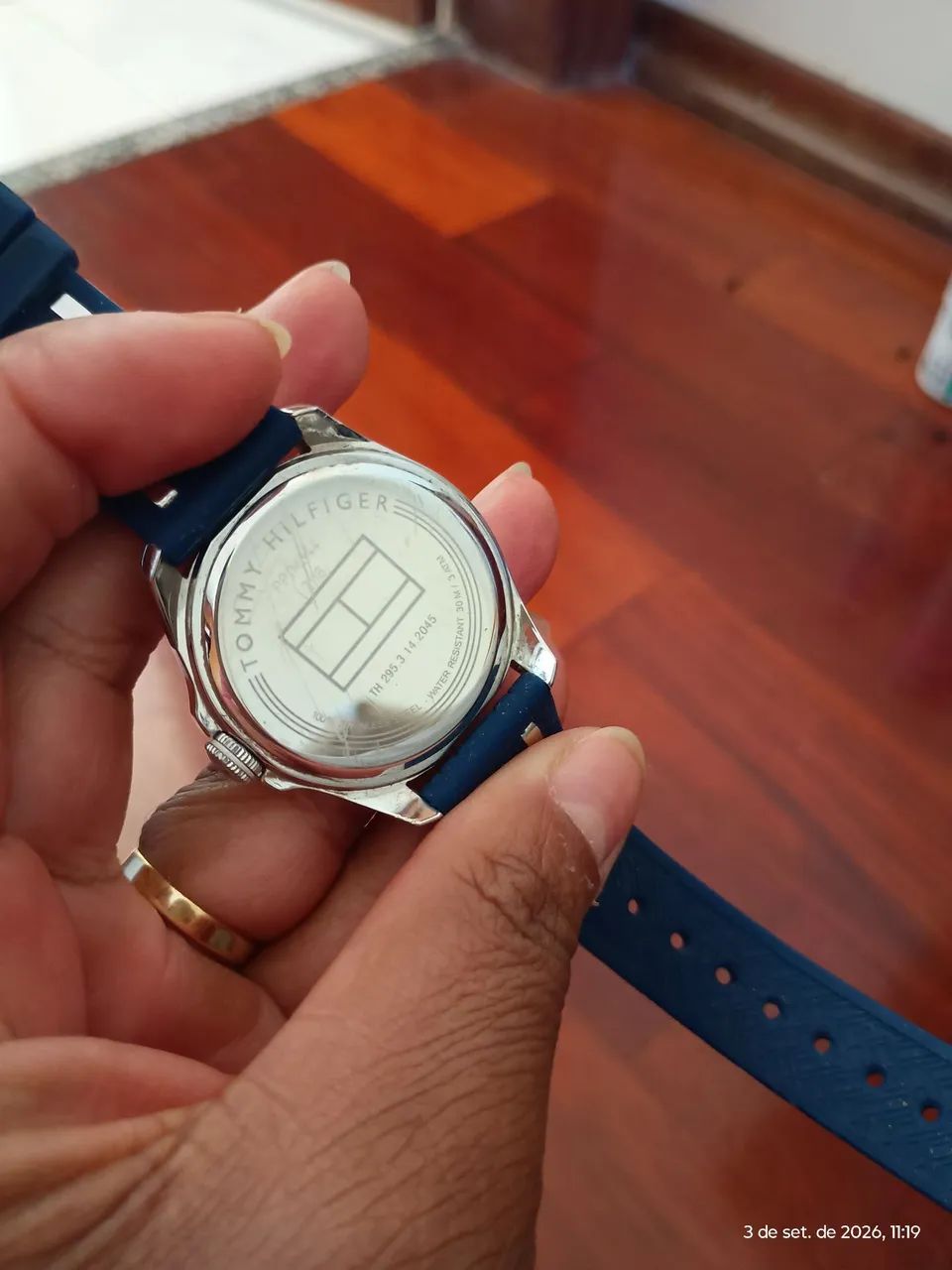 Relógio feminino Hilfiger " usado" pulseira de borracha. Sem bateria. - Foto 4