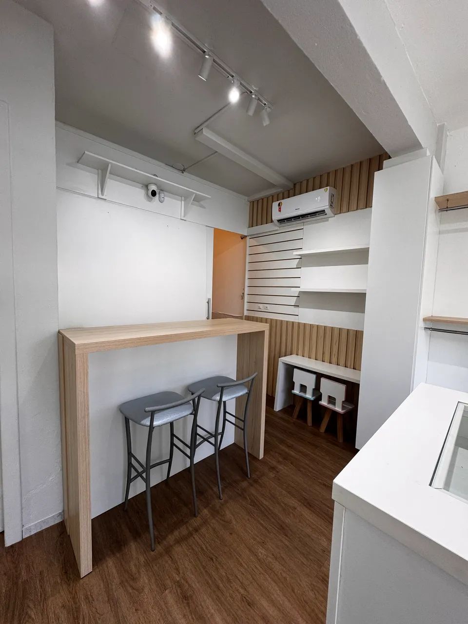 Alugo sala comercial completa mobiliada ótimo ponto - Foto 3