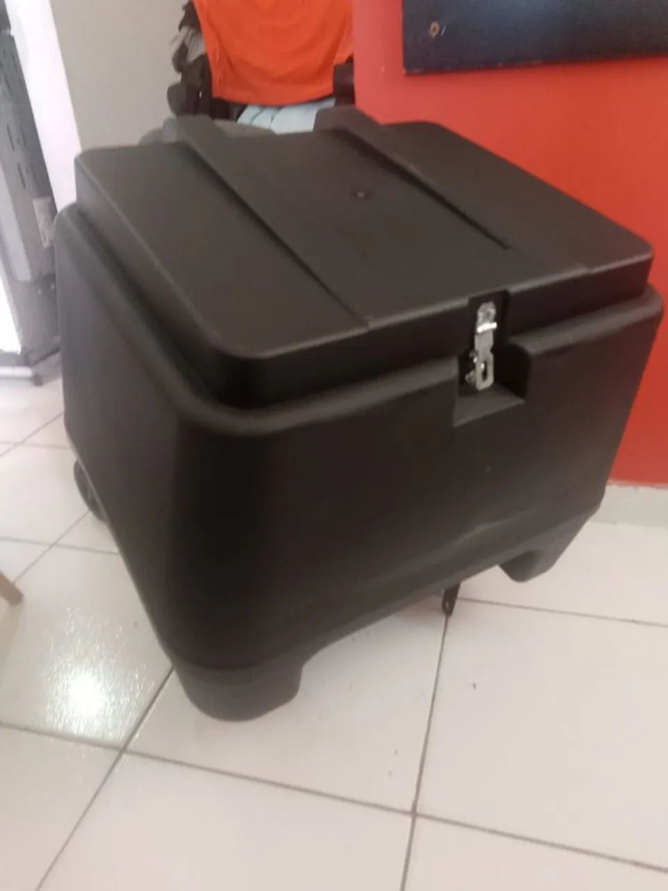 Bau 80 litros  para moto 160 com suporte nunca usado. - Foto 3