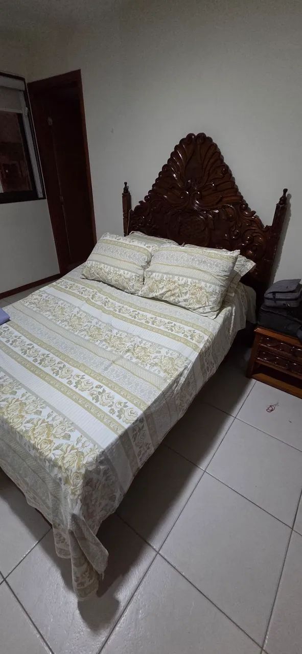 Cama e mesas de canto estilo Luis VI