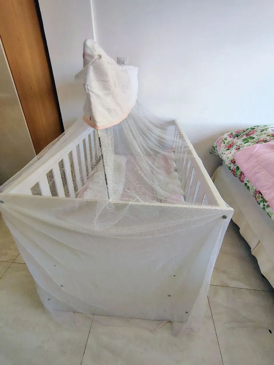 Kit berço americano branco, com decoração rosa. - Foto 3