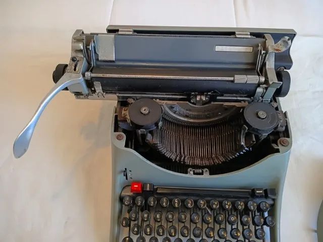 Maquina De Escrever Olivetti Modelo Lexikon 80 - Foto 2