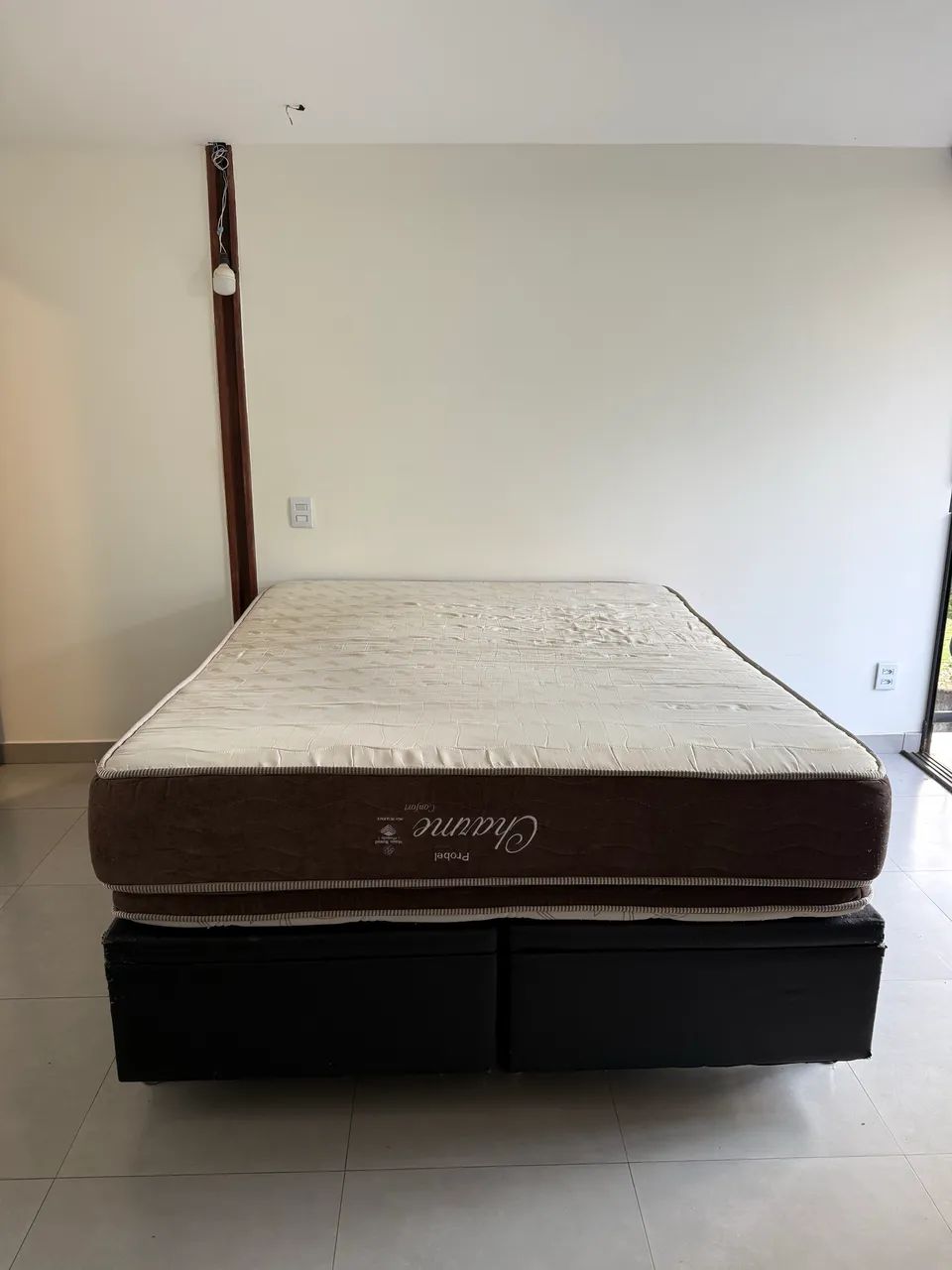 Cama Queen com base de baú 