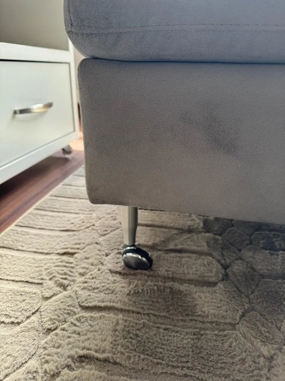 PUFF COM RODÍZIO EM SUEDE - Foto 4