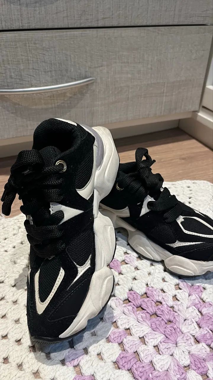 Tênis preto e branco - Foto 4