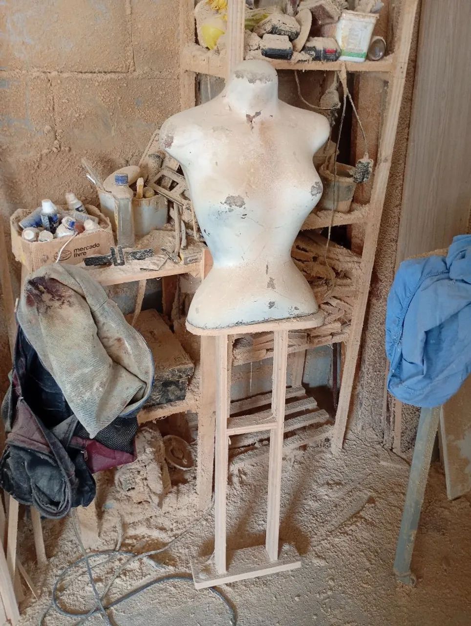 Mannequin de plástico com pés madeira, modelos antigo. - Foto 4