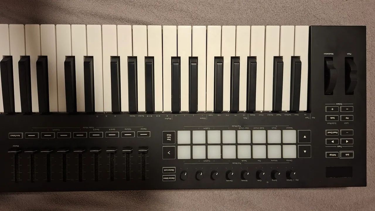 Controlador Novation Launchkey MK3 49 - Foto 4