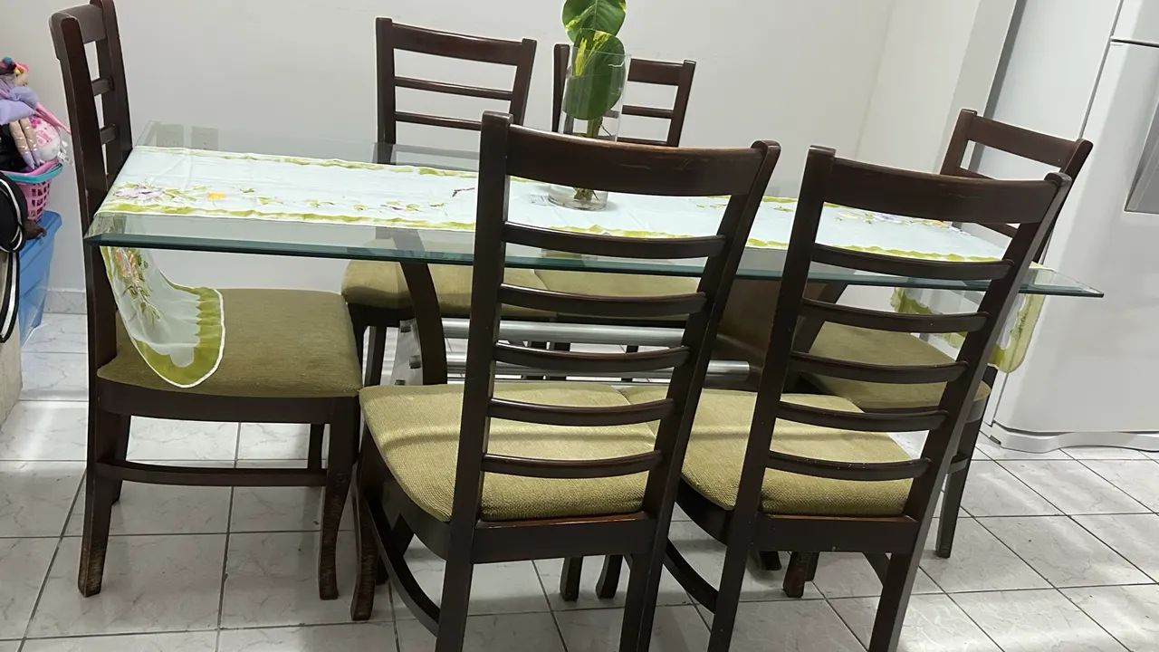 Mesa de jantar com 6 cadeiras 
