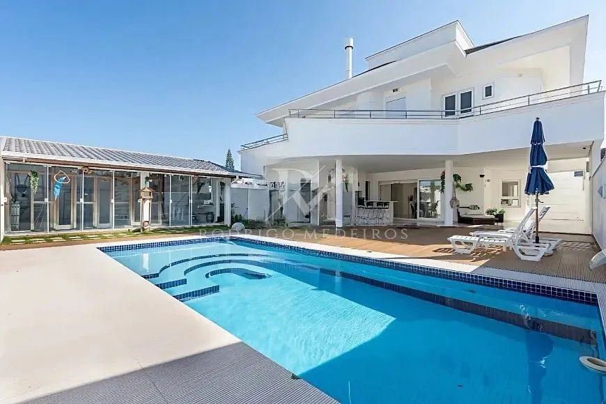 Casa mobiliada com 4 suítes, amplo terreno e área de lazer completa em Jurerê Internaciona - Foto 3