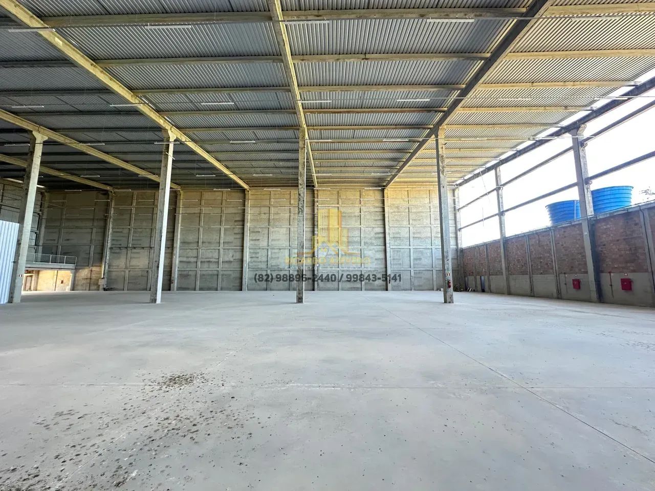Galpão com 2.163m², 03 Docas com plataformas, Mezanino e banheiros - Foto 2