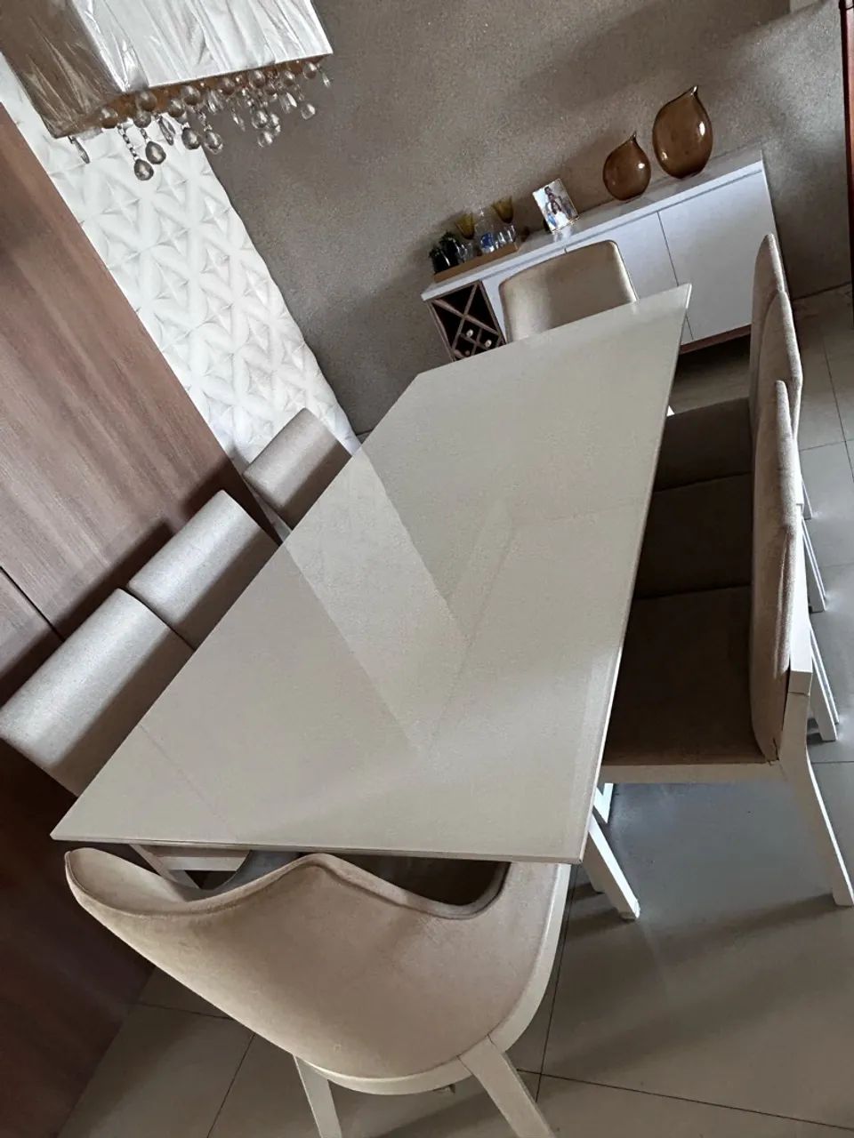 Sala de jantar com mesas e cadeiras - Foto 2