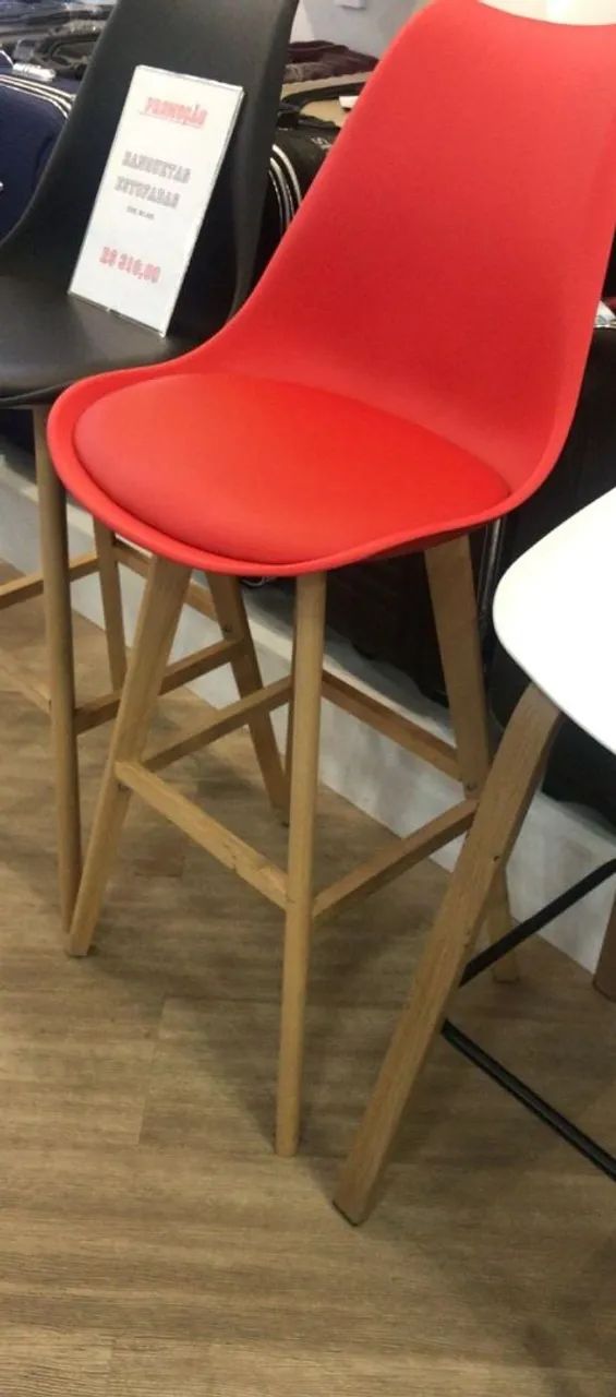 Banqueta Alta Vermelha com Base Cromada - Foto 2