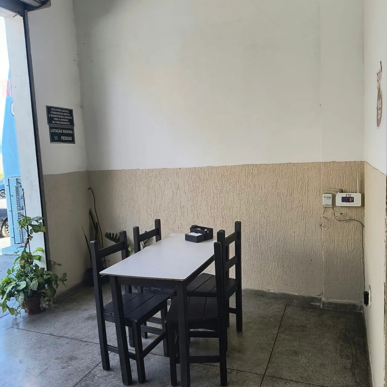 mesas e cadeiras usadas, com necessidade de pequenos reparos/ajustes na estrutura.?