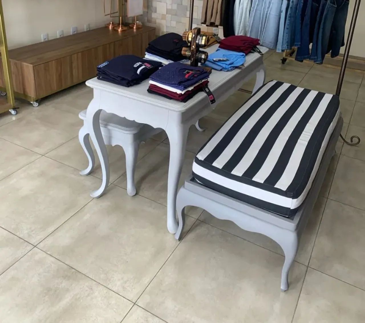 Kit Mesa e bancos de centro para boutique - Móveis Clássicos de luxo 