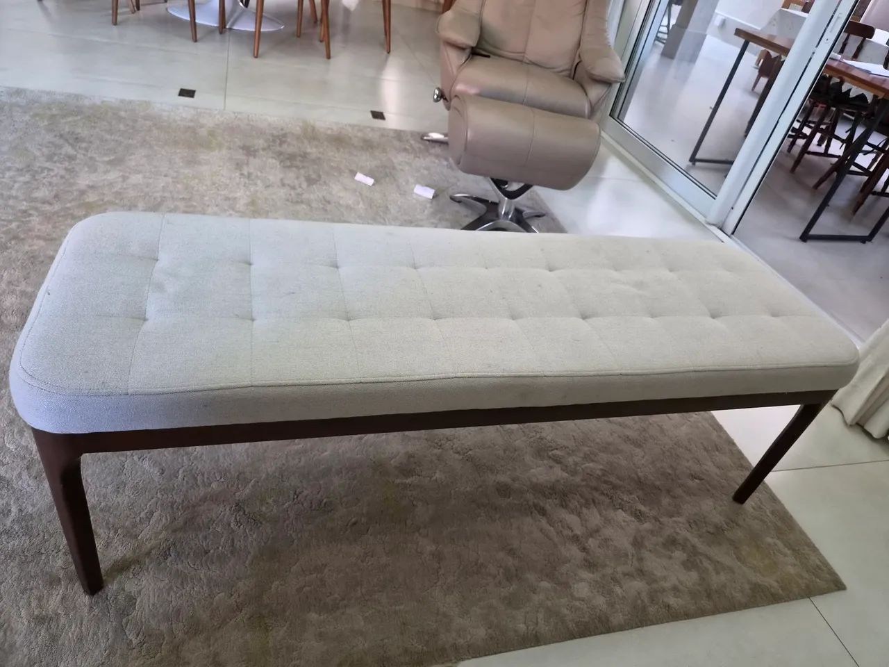 Elegante banco estofado em linho
