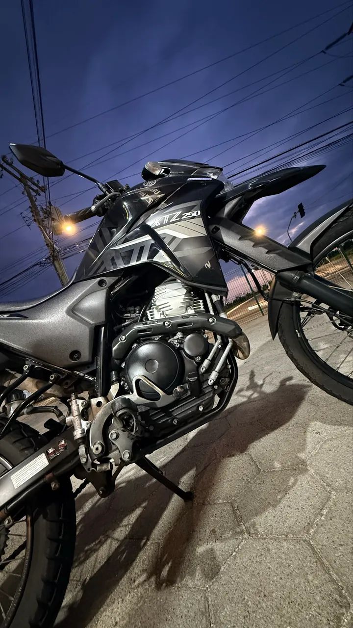 Lander 250cc preta 2021/2022