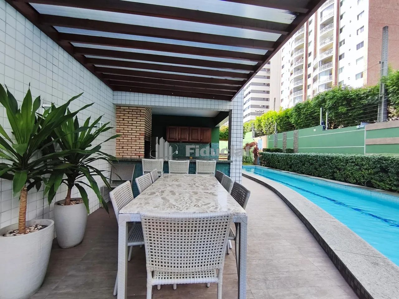 Apartamento mobiliado com 61m², varanda integrada à sala, 02 quartos sendo 01 suíte, WC so - Foto 2