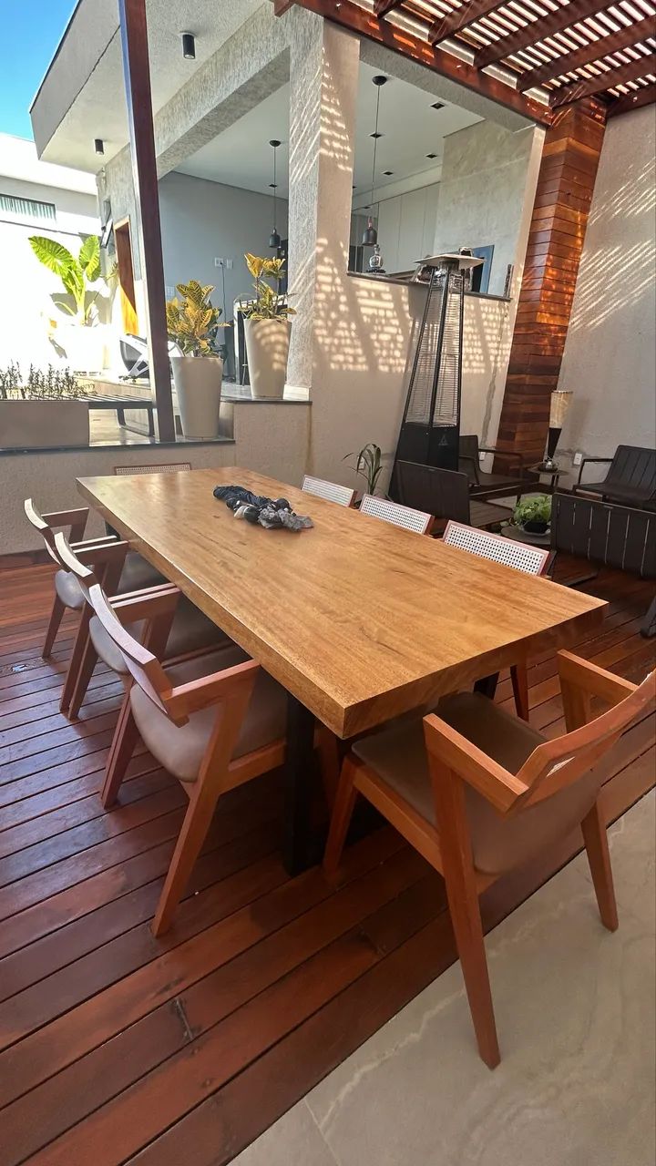 Mesa de madeira maciça 