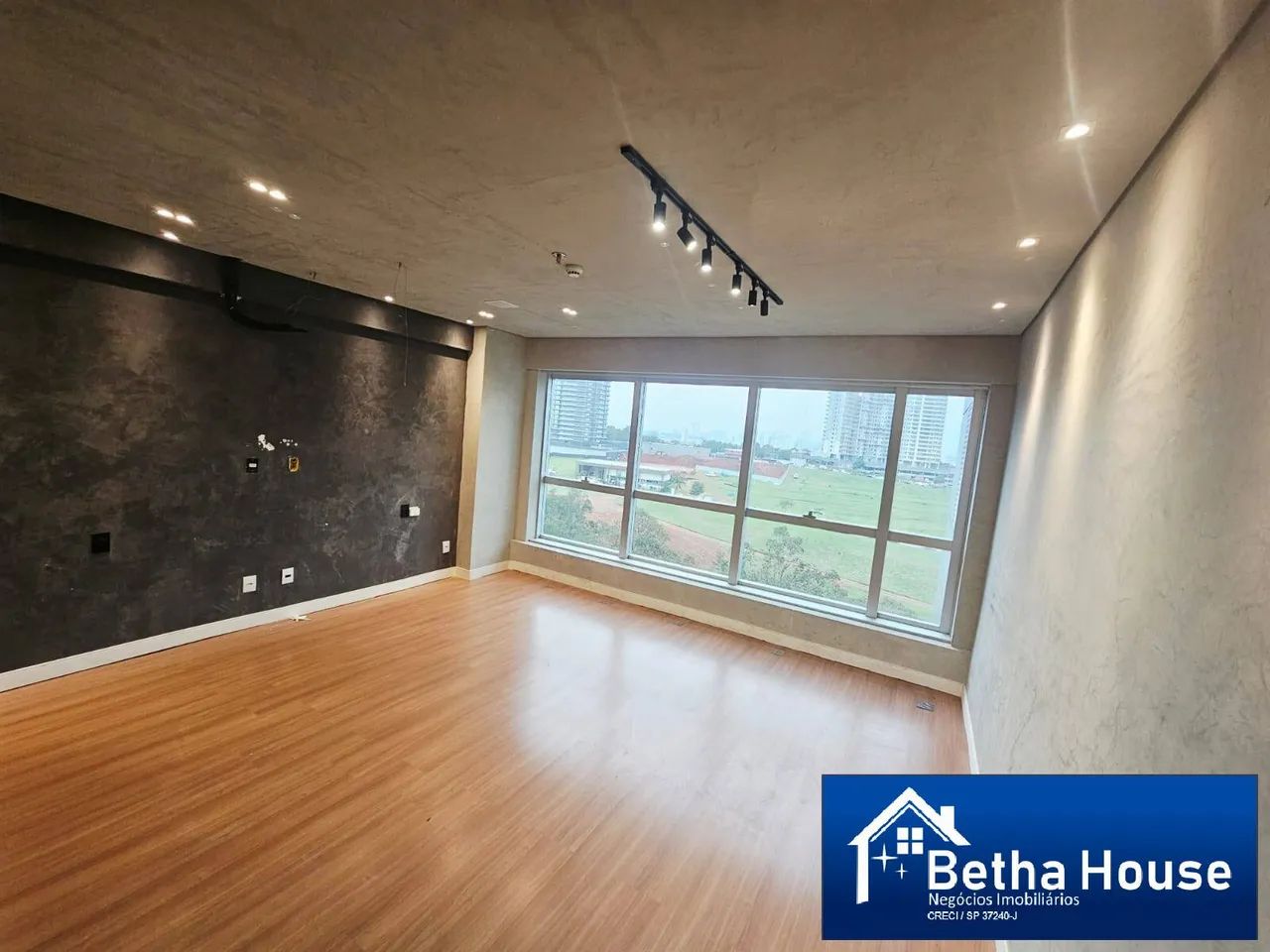 Sala Comercial com 36 m² Para Locação Em Alphaville