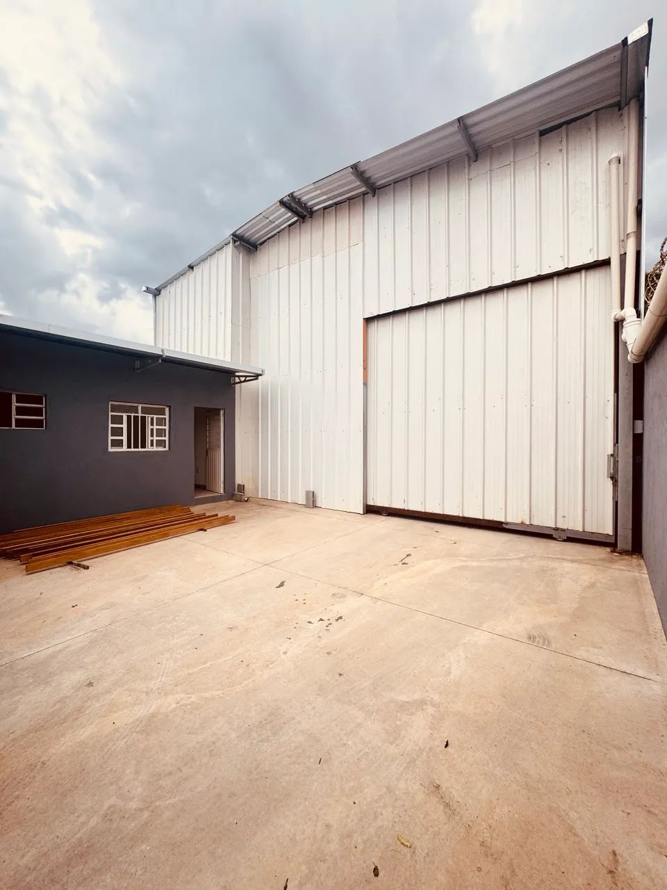 Alugo galpão com área de 290m2 com escritório