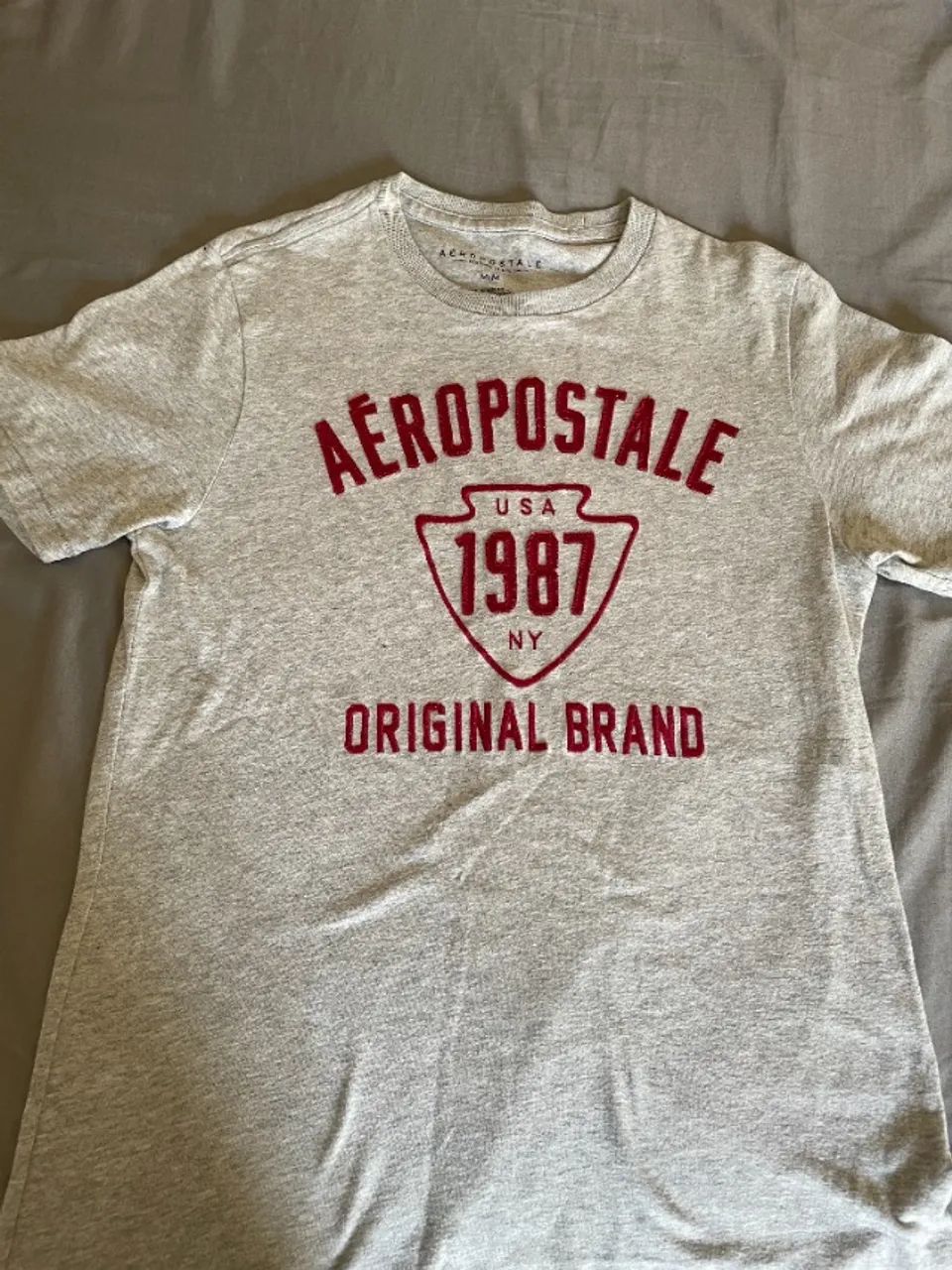 Camiseta Aeropostale cinza