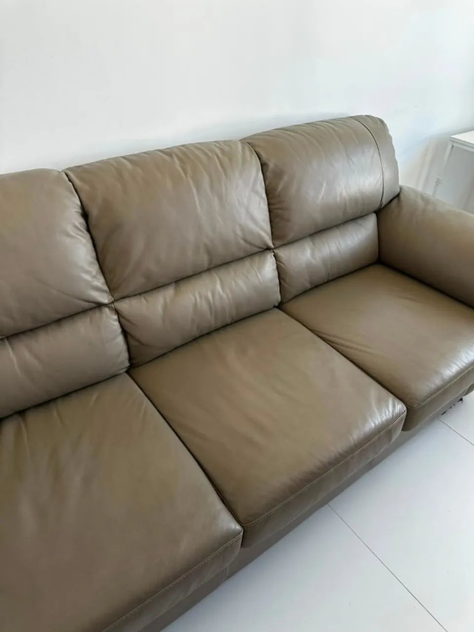 Sofá 3 Lugares 2,10m em Couro - Conforto e Elegância - Foto 5