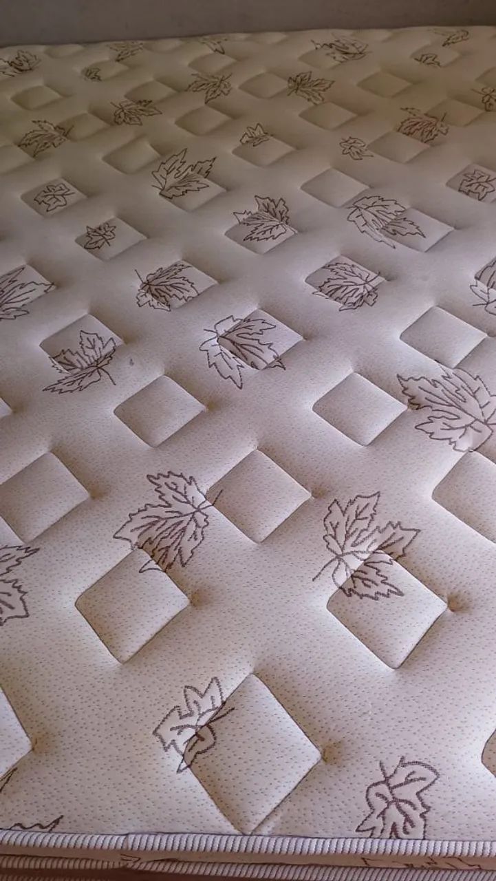 Cama box Queen com colchão 
