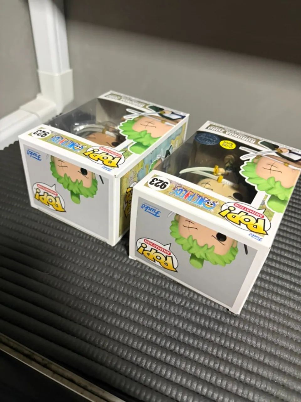 Dupla Roronoa Zoro - Regular + GITD - 2 funkos one piece - Foto 2