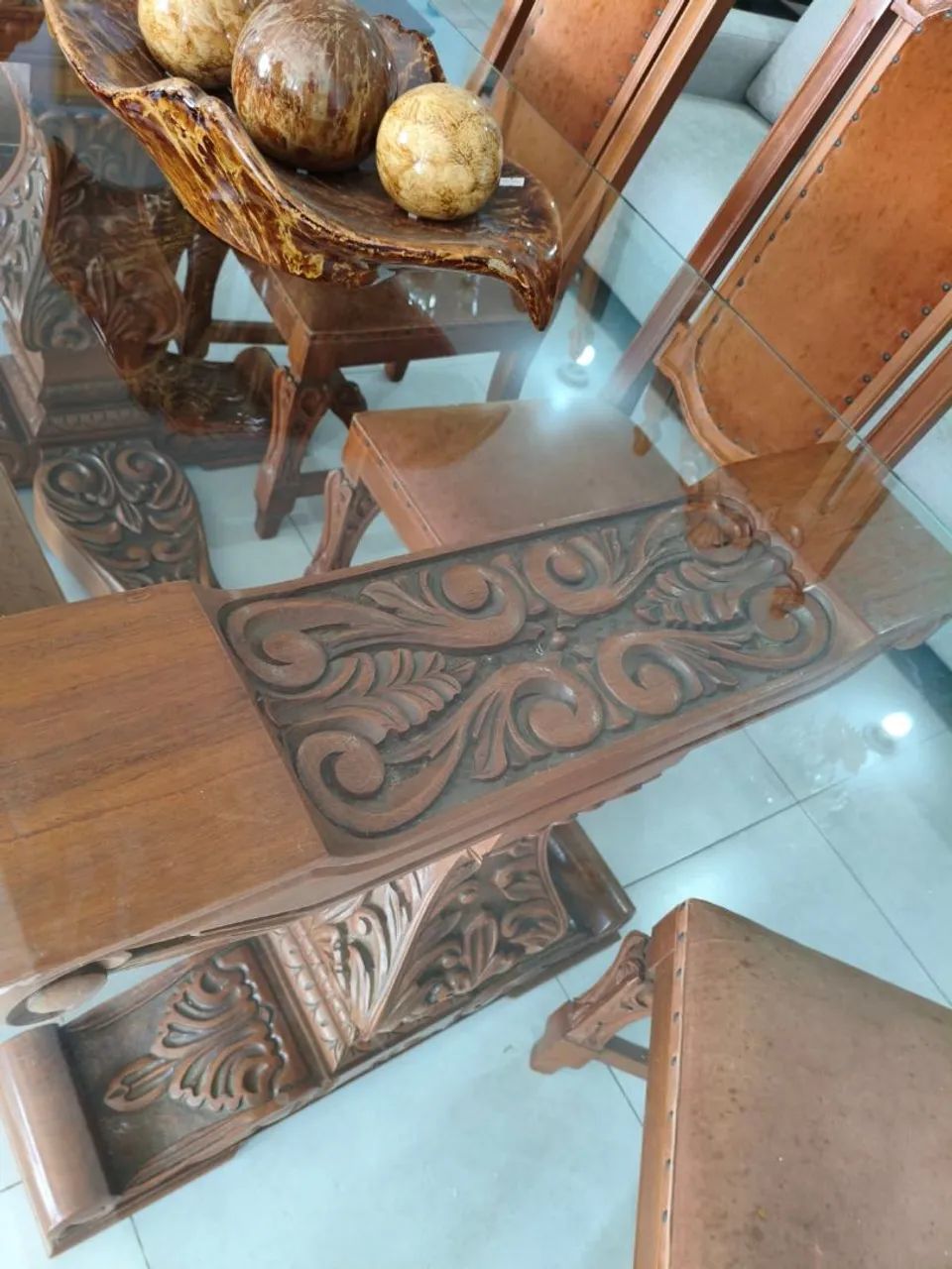 Mesa De madeira Entalhada com 6 cadeiras  - Foto 4