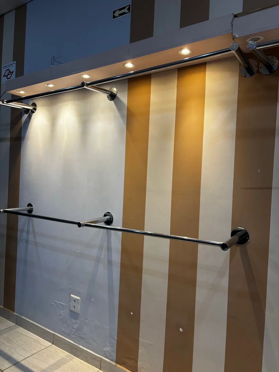 Conjunto de Arara cromada de parede