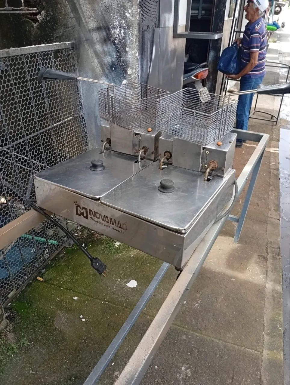Fritadeira elétrica com duas cubas Seminova  - Foto 5