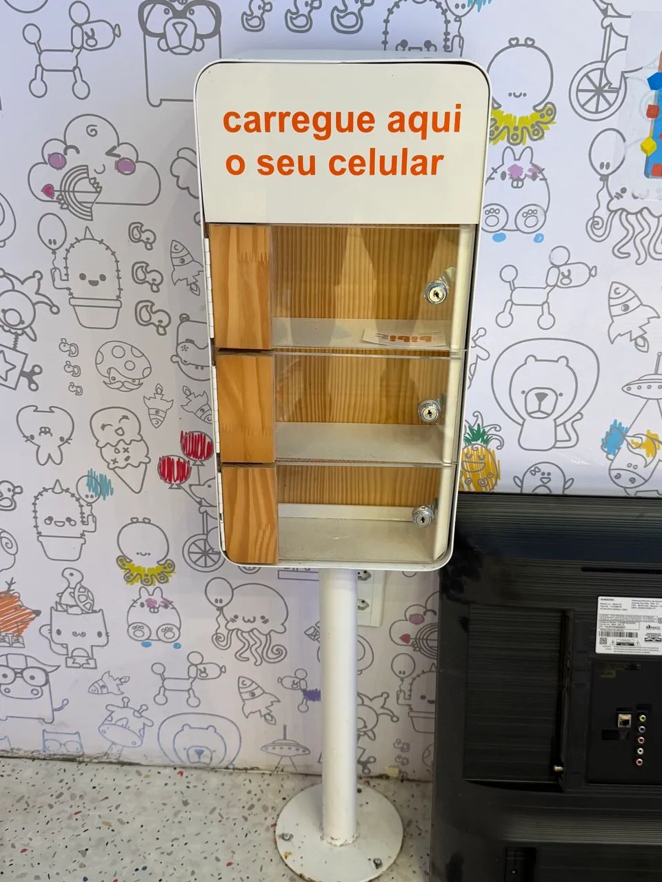 Totem Carregador de Celular Profissional - 3 Nichos com Chave