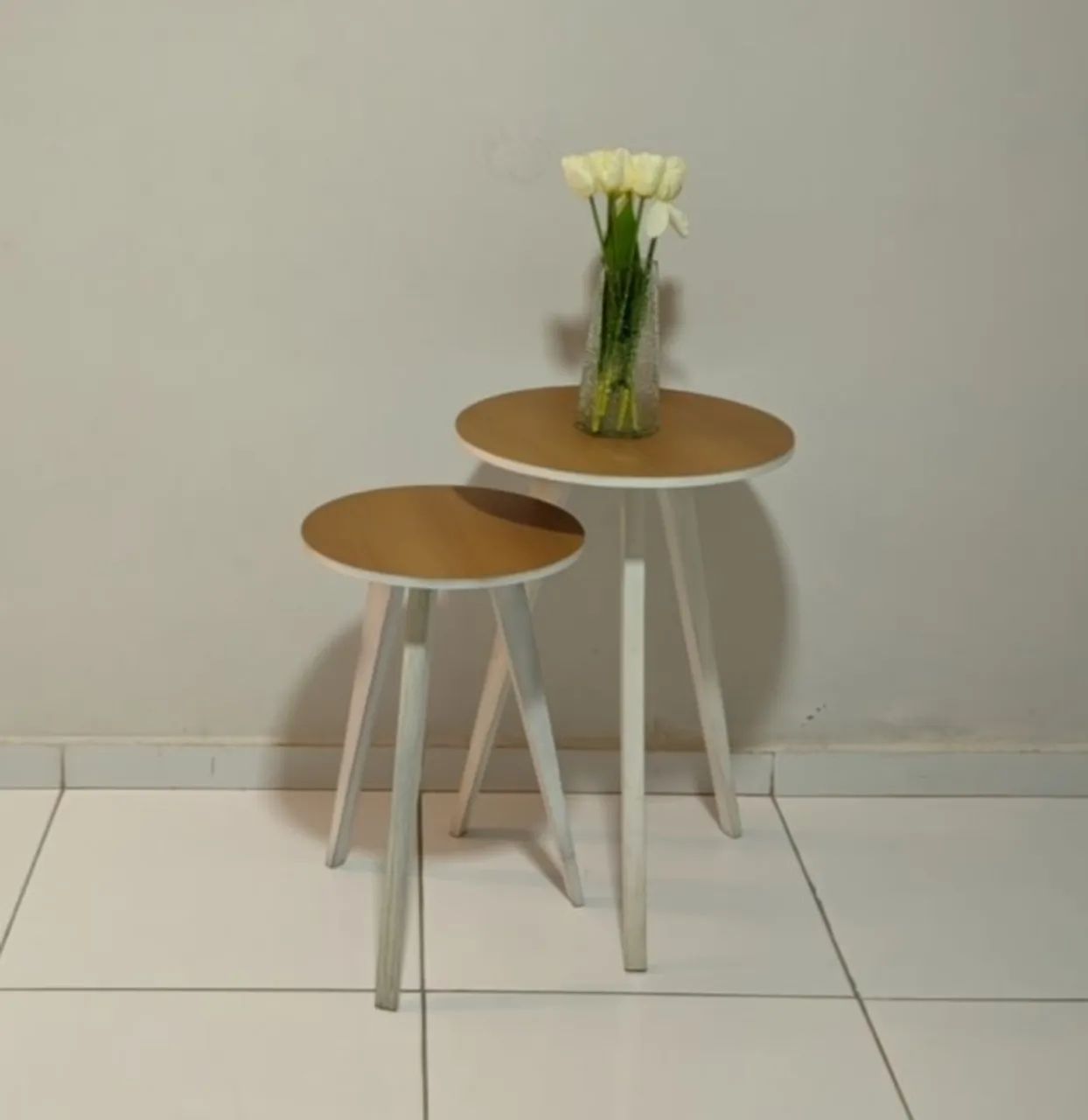 Mesa de apoio branca com topo amadeirado 