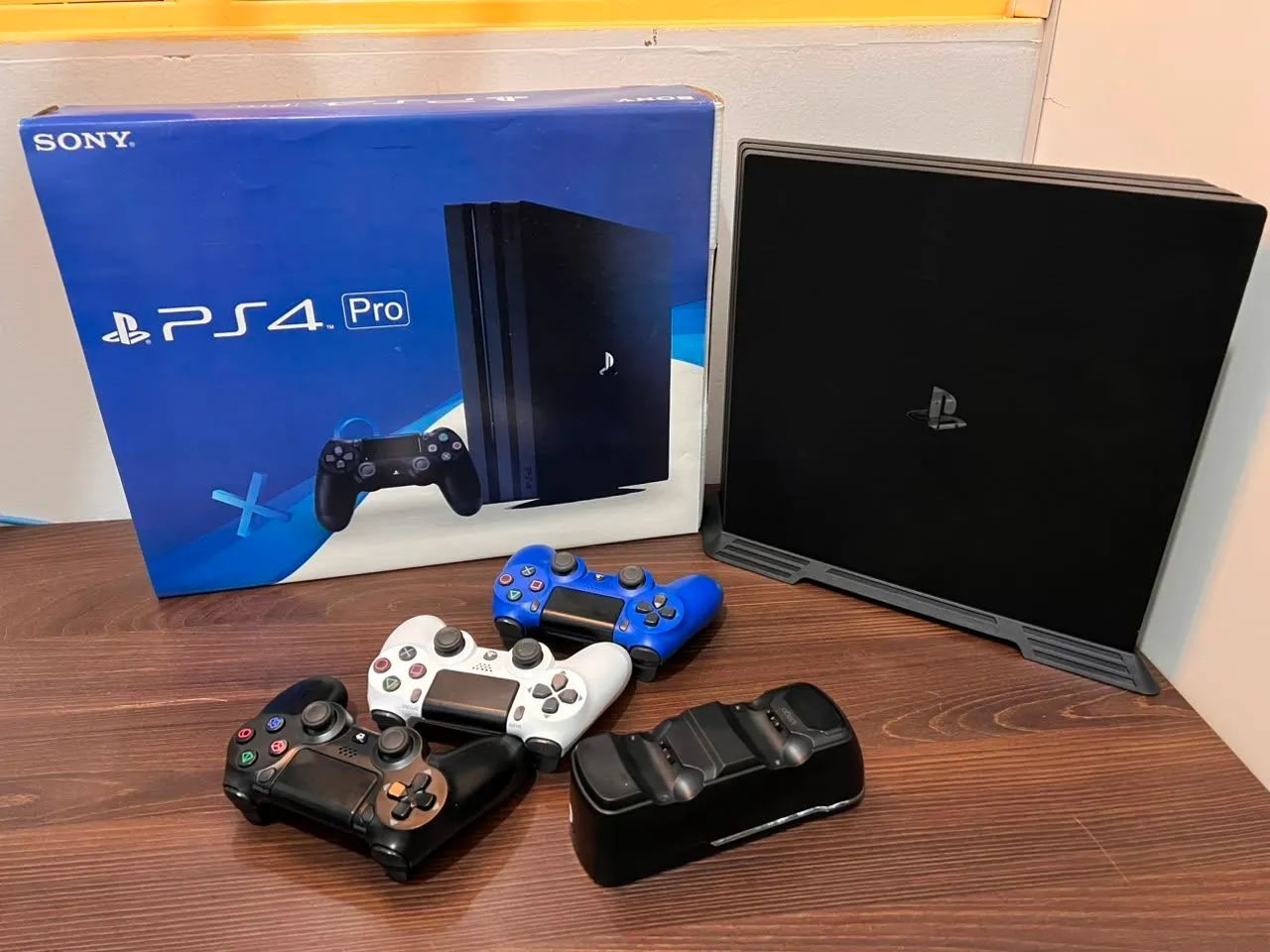 PS4 PRO COMPLETO - 3 CONTROLES + BASE CARREGADORA - Foto 4
