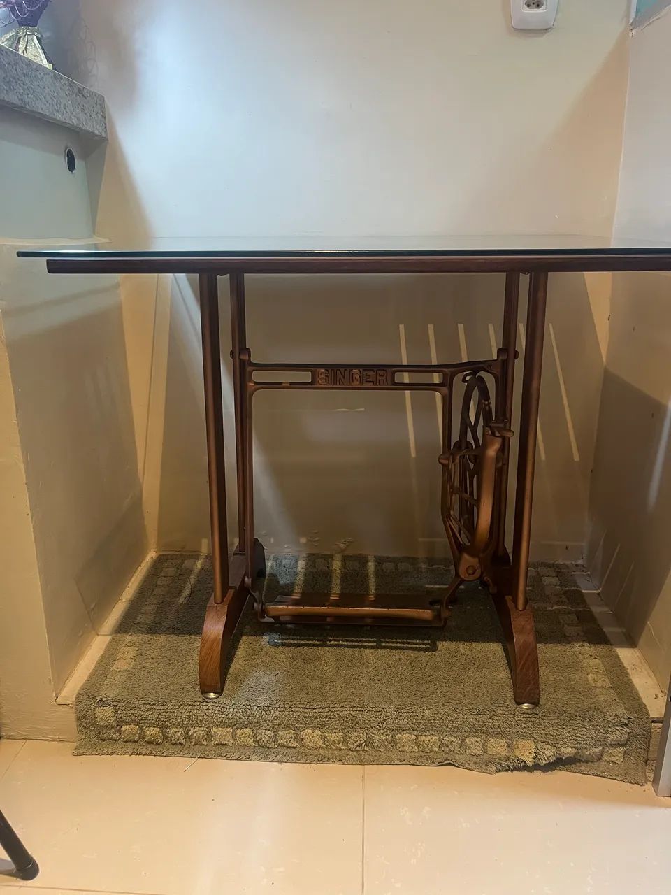 Mesa vintage com base de máquina singer antiga. 