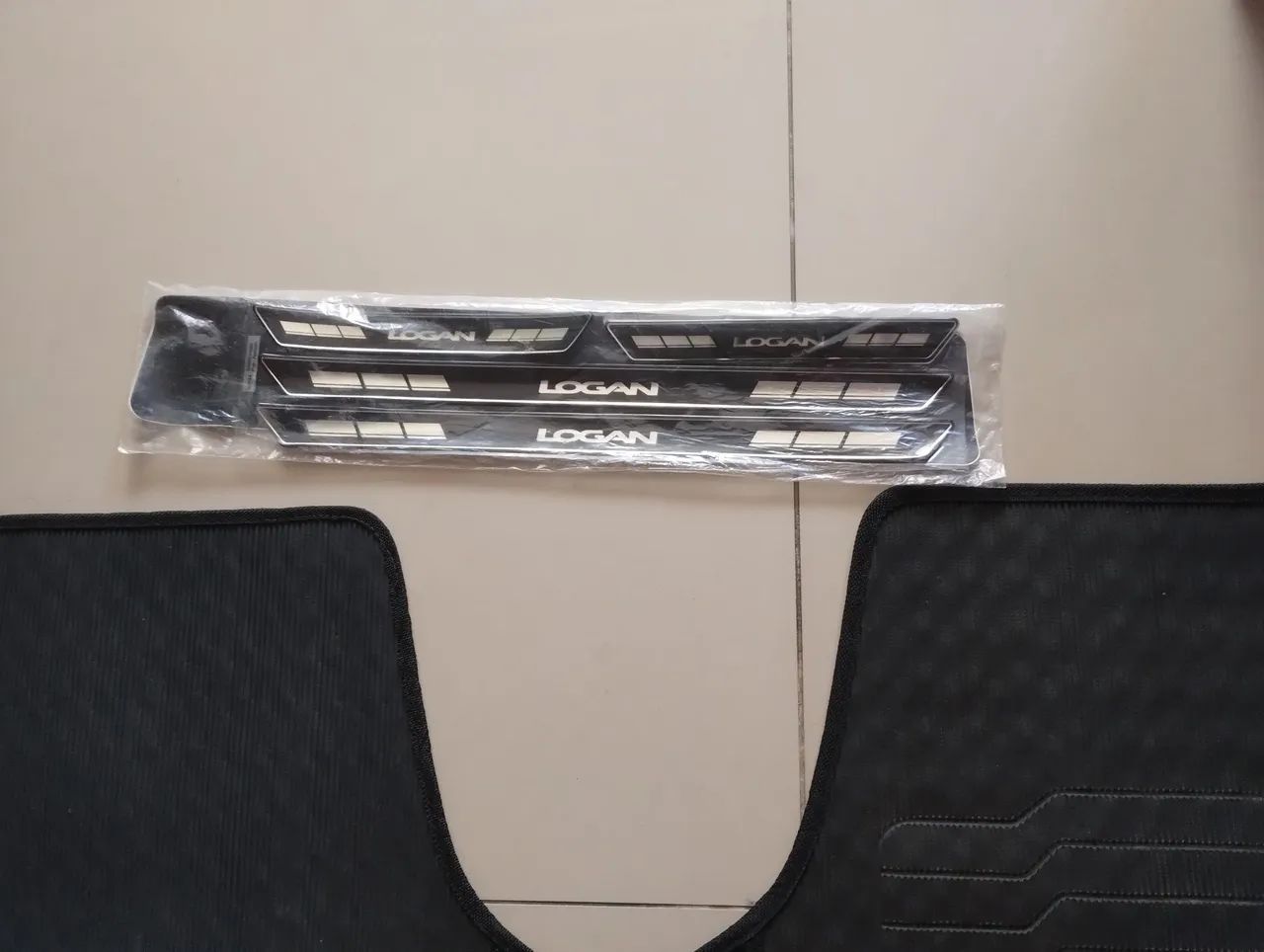 Conjunto de Tapete e Soleira  Carro Logan