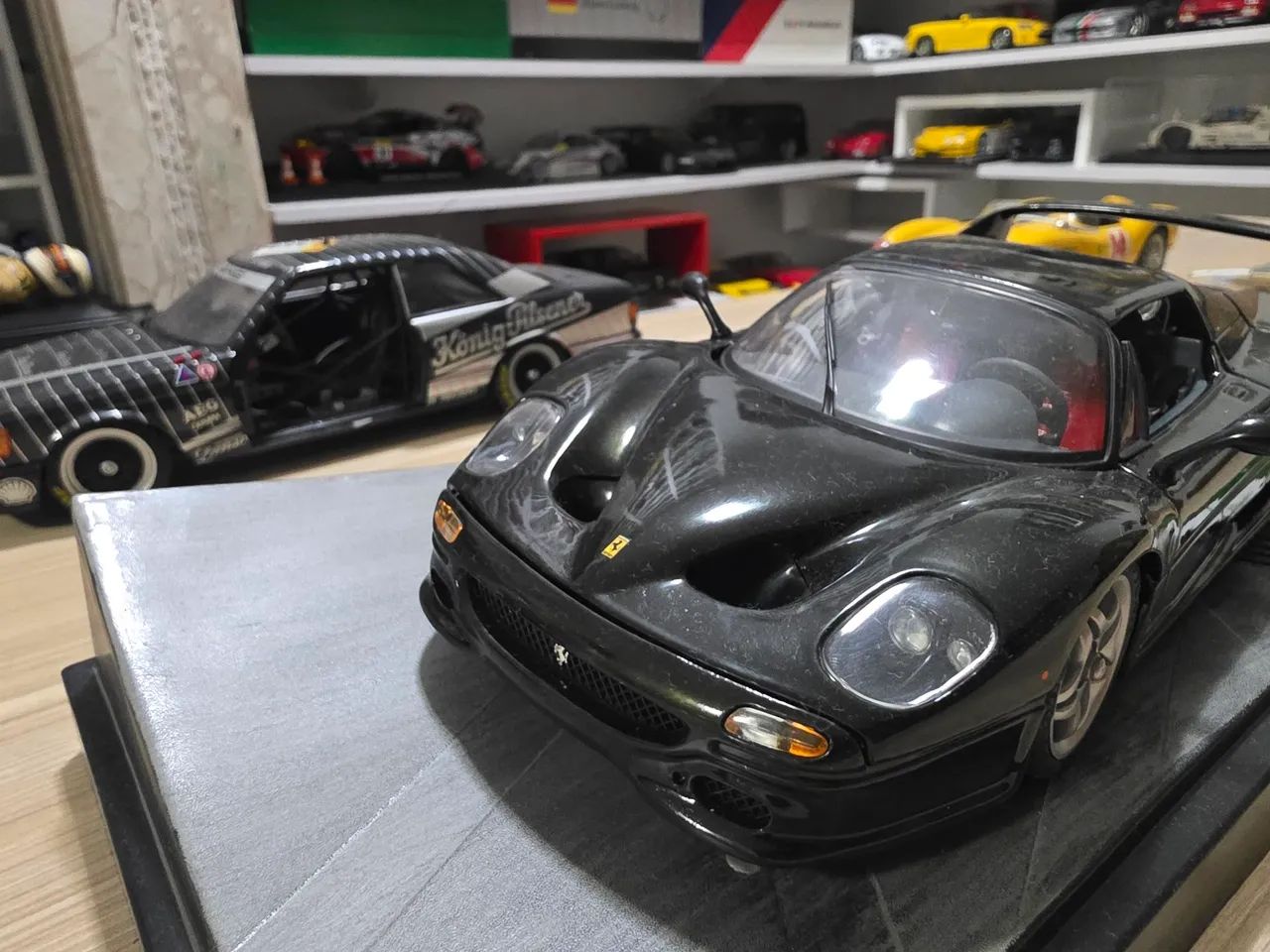 Miniatura 1.18 Ferrari F50 Hotwheels com base temática original