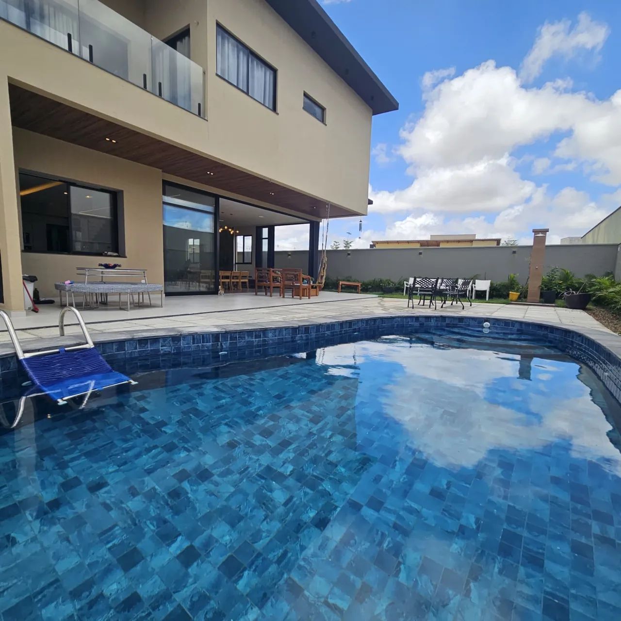 Mansão de 450m2 construídos em lote de 650m2! 5 suítes amplas, esquina, poente! - Foto 2