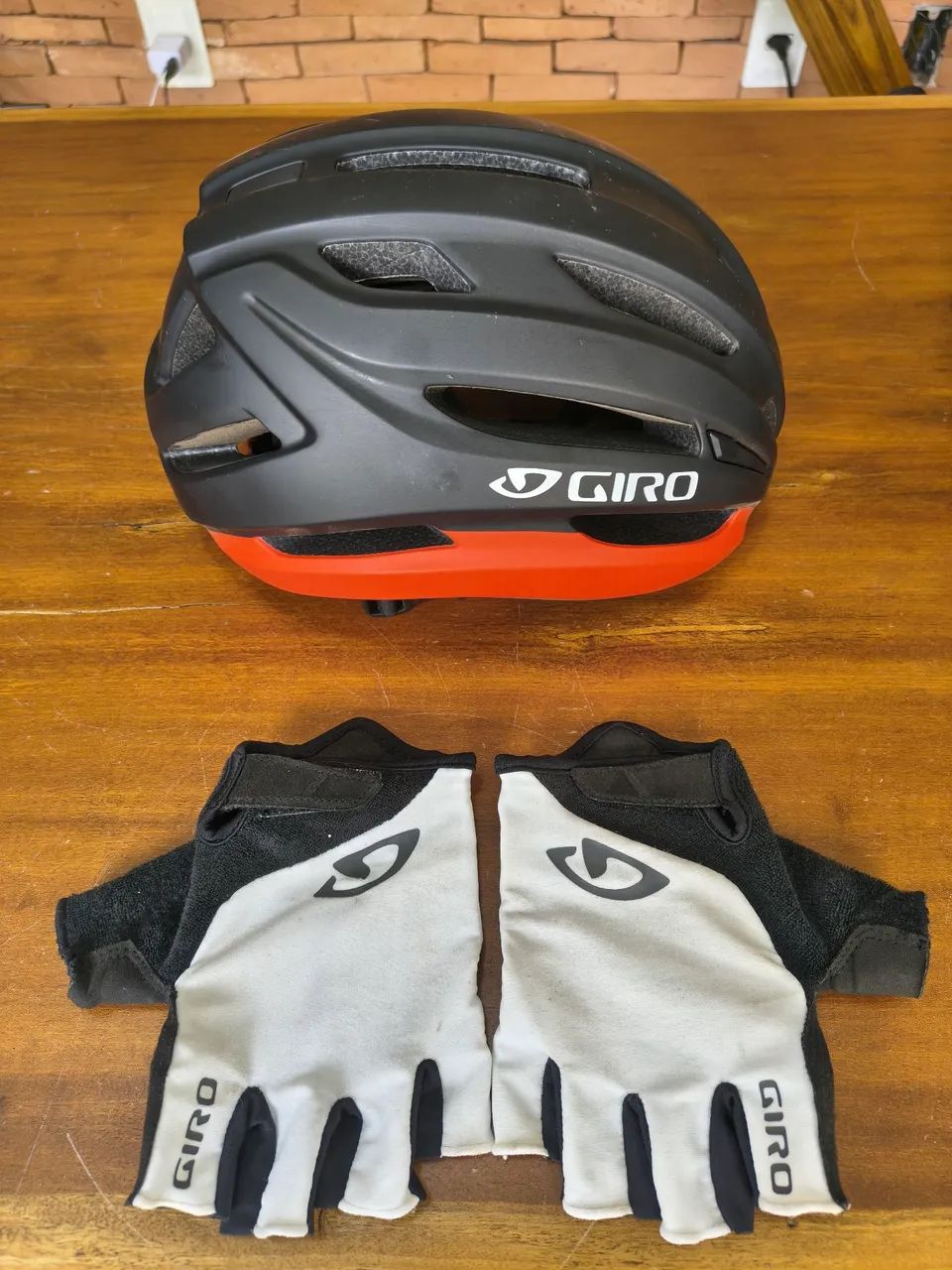 Capacete e par de luvas Gyos 