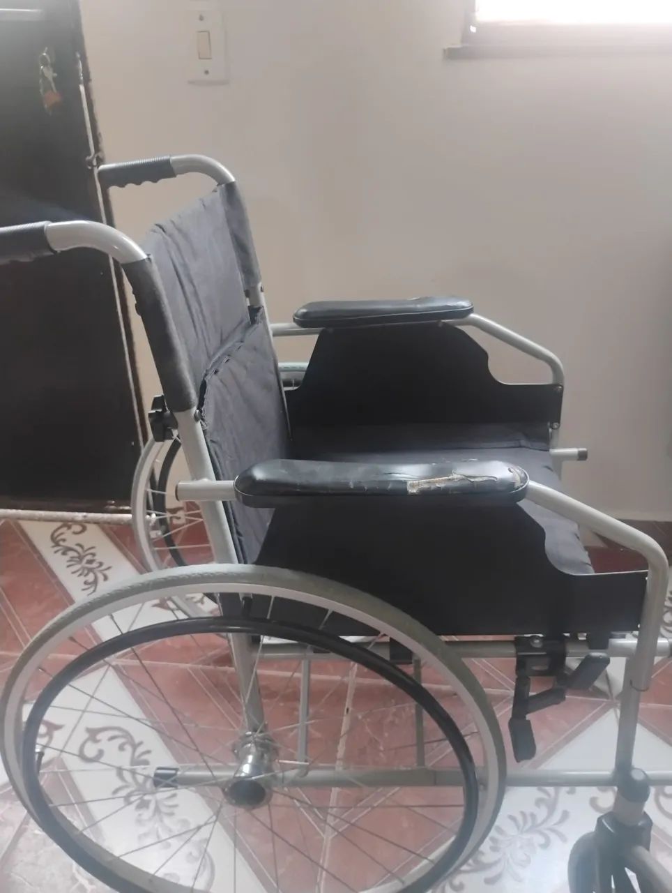 Cadeira de rodas em perfeito estado. - Foto 2