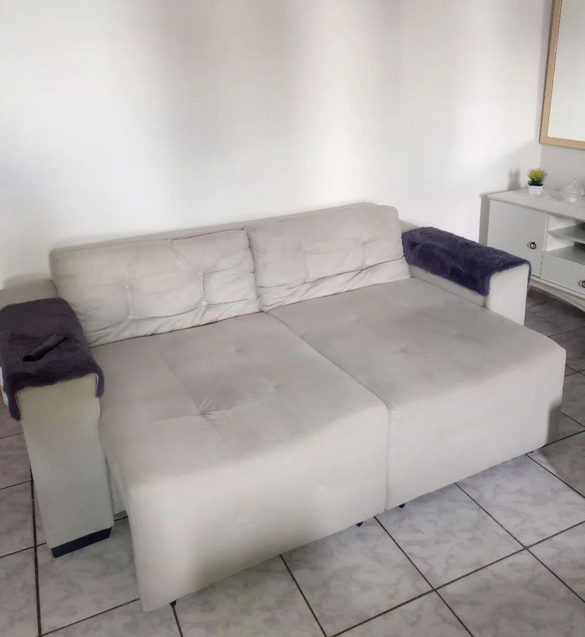 Sofá cama retrátil baixei o valor pra vender logo. - Foto 4