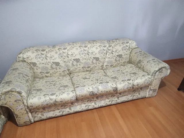 Conjunto de estofados (3 e 2 lugares) com capa, bom estado - Foto 5