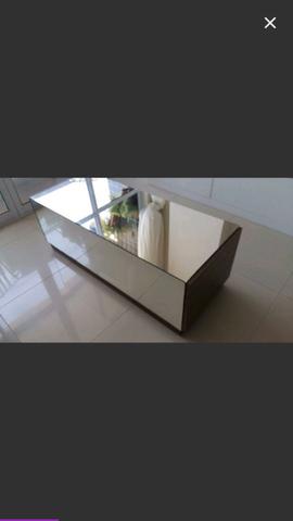 Vende-se mesa de centro espelhada com gavetas