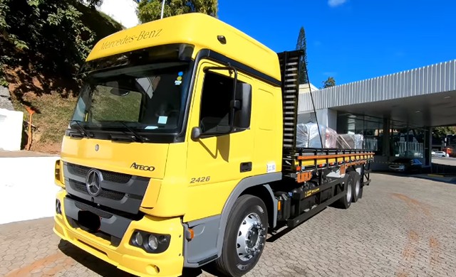 MB ATEGO 2426 NA CARROCERIA DE MADEIRA