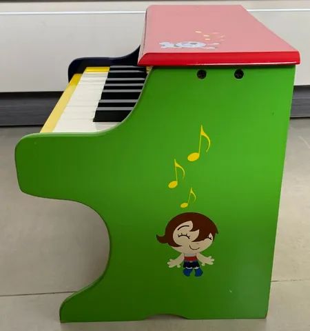 Miniatura de piano infantil com estrutura de madeira e