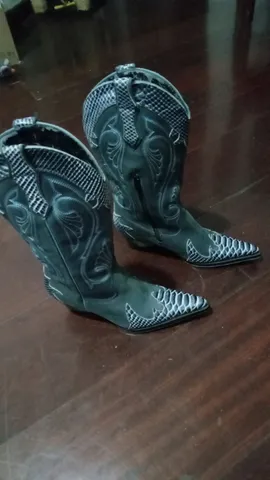 Bota de couro toda trabalhanda