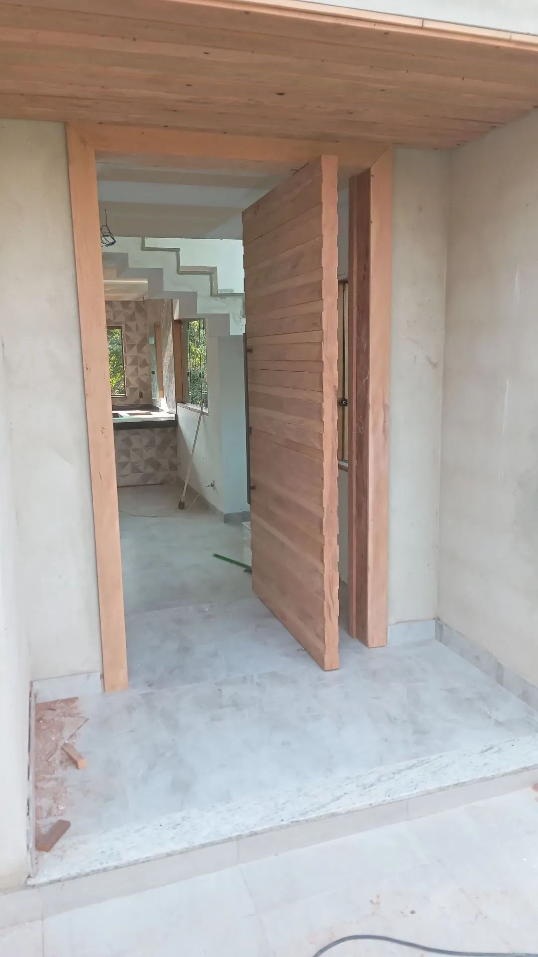 Porta pivotante em madeira de demolição completa e instalada - Foto 2