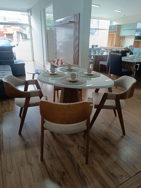 Mesa de jantar 1,35x1,00 com 4 poltronas pronta entrega