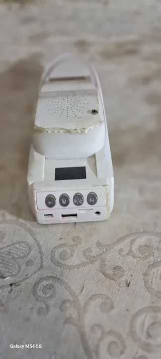 Rádio AM/FM com leitor de cartão SD e entrada auxiliar não sei se funciona 