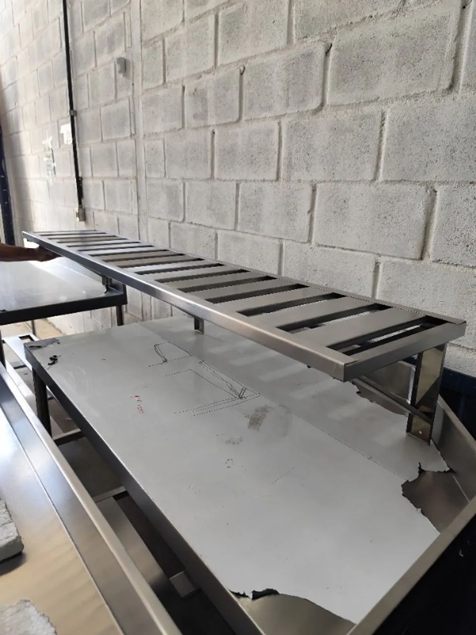 Prateleira Suspensa fabricado em Inox, 190cm x 40cm, Mão Francesa, Material Premium